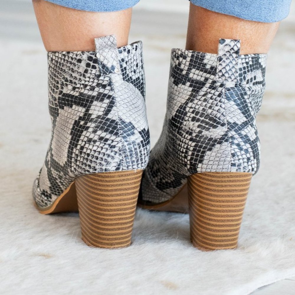 ๐ฅ๐ฅ FRONT DEEP VCUT SNAKE BLOCK HEEL BOOTIES ๐ฅ๐ฅ - Picture 4 of 4